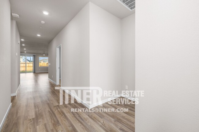 Photo - 4224 Roanne Wy