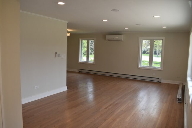 Living Room - 623 N Northwest Hwy