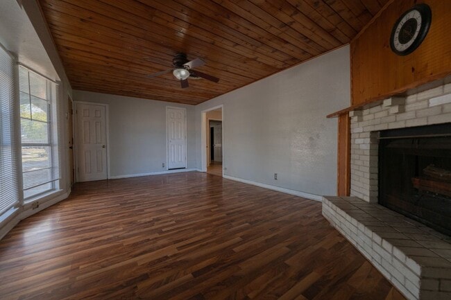 Photo - 1719 Austin St