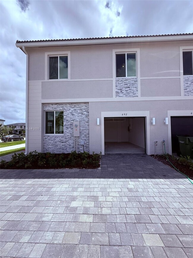 Building Photo - 692 SE 13th Ct Rental