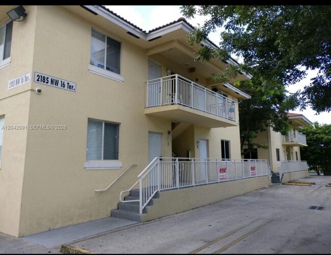 Building Photo - 2185 NW 16th Terrace Unit 10