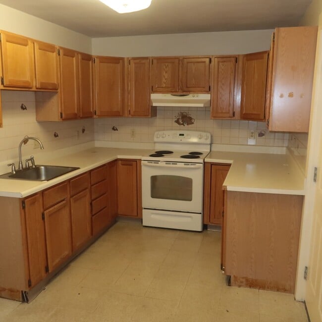 Building Photo - 492 Central St Unit 2/3