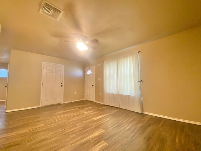 Photo - 3 bedroom 2 bath 1 car garage near MLK.