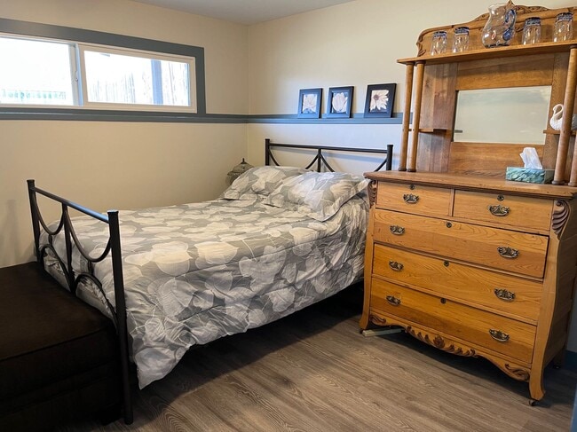 Photo - 3 Bed 1 Bath Unit in Ponoka, AB Unit B
