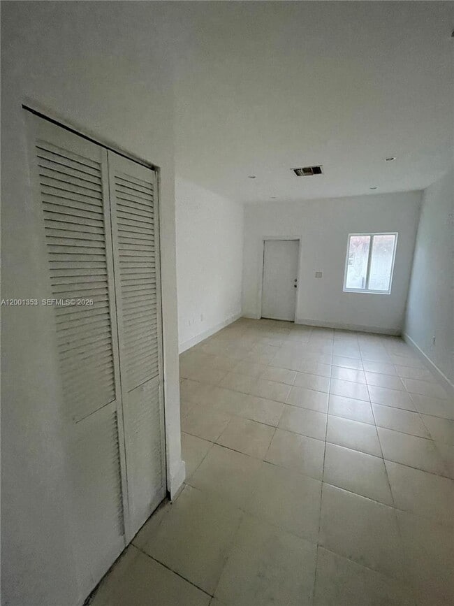 Photo - 4729 NW 15th Ave Unidad 4727
