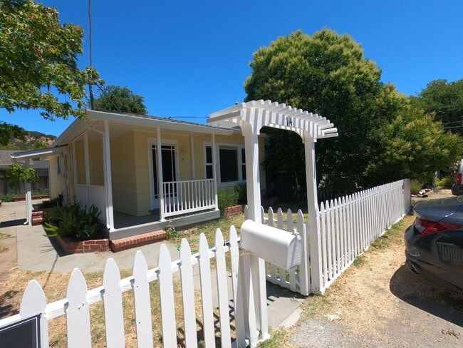 Building Photo - CHARMING TWO BEDROOM SAN RAFAEL HOME A FEW BLOCKS FROM DOWNTOWN