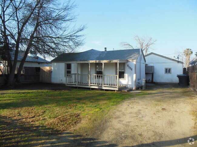 Building Photo - Large 4 Bedroom / 1 Bath House