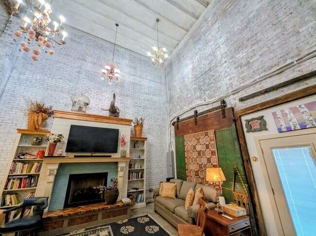Photo - 536 N Main St