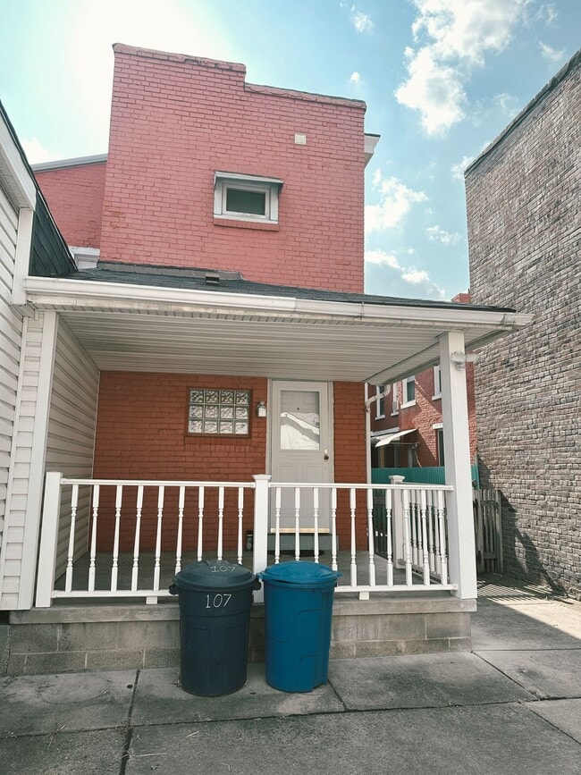 Building Photo - FULLY RENOVATED 1 BEDROOM IN THE HEART OF ... Unit #1