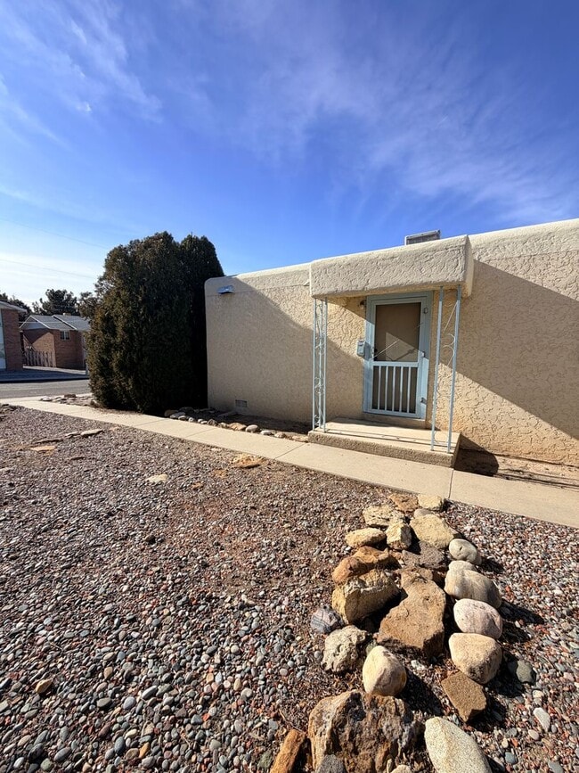 Building Photo - 402 E 18th St Unit 402