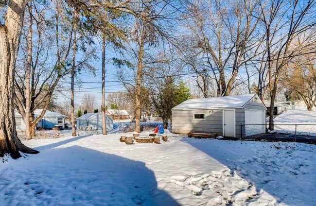 Photo - 1713 Laurie Rd E