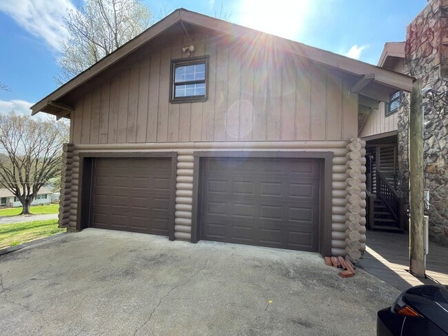 Photo - Red Bank home with Huge Garage minutes to Downtown Chattanooga!