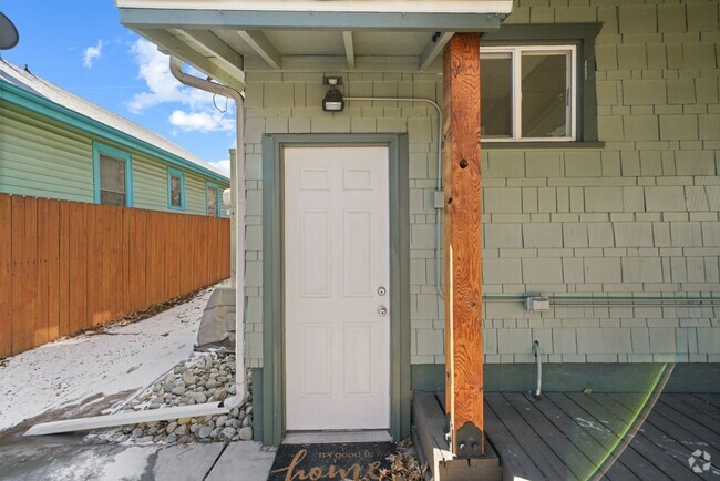 Building Photo - Charming Bungalow Available Now! Rental