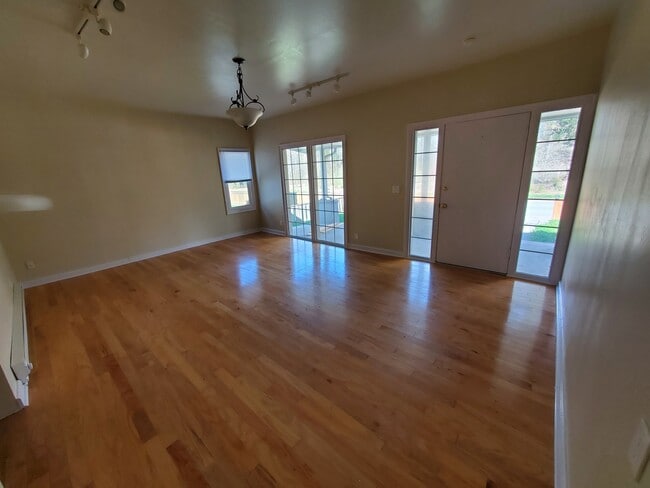 Building Photo - 8203 Park Ave SE Unit #1