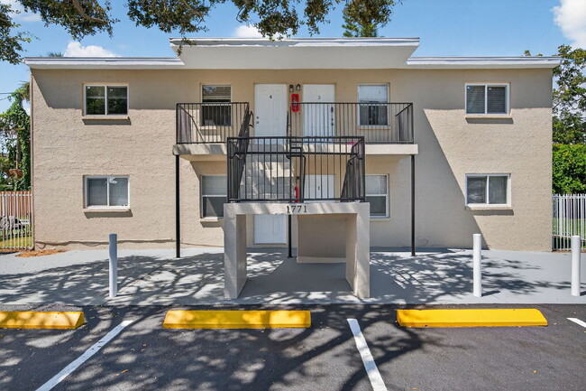 Building Photo - Updated 2 bedroom St. Pete Apartment with ... Unit 4