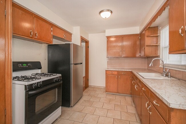 Building Photo - 3 bedroom Spacious Cape Cod!