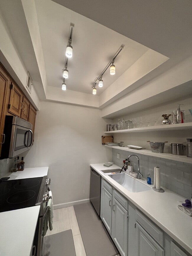 Building Photo - "Furnished 1-Bedroom Condo Retreat in Tucson’s Scenic Foothills!" Unit 222