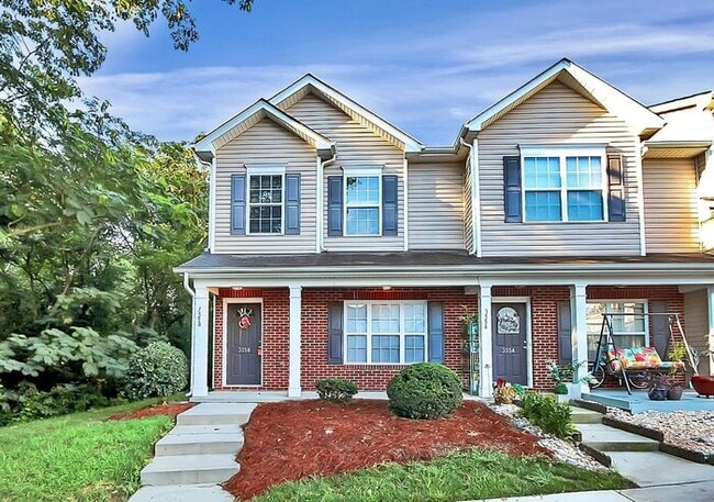 Building Photo - End Unit 3BD/2.5BA Townhome in Mill Creek!