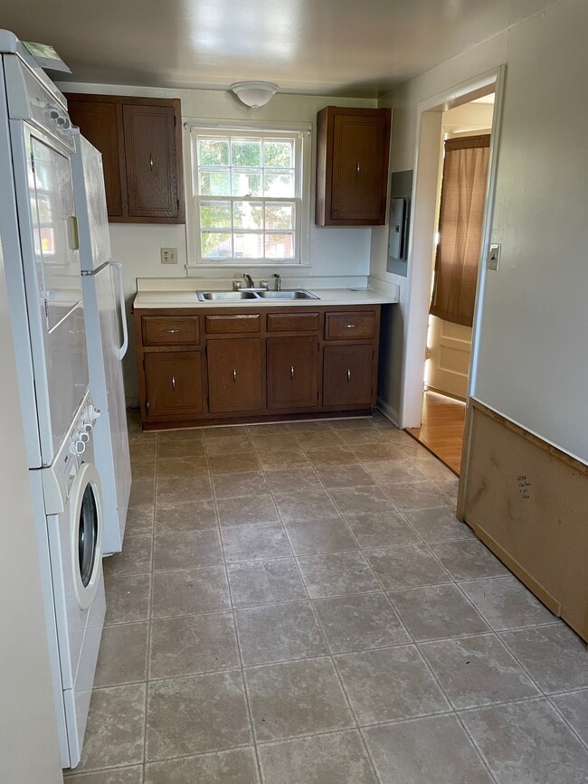 Kitchen - 2505 Van Buren St