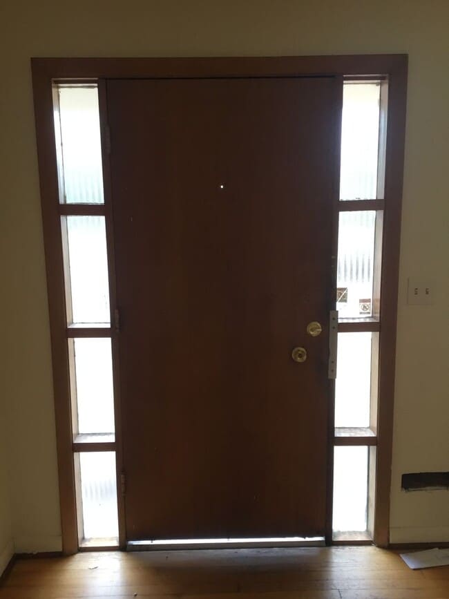 Photo - UNIVERSITY MID CENTURY