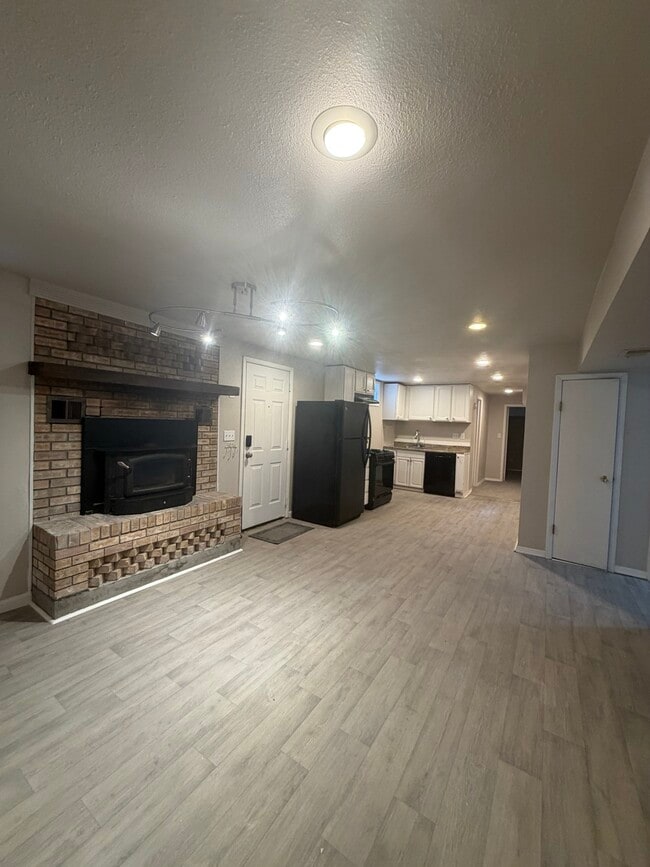 Building Photo - 3322 Vivian Dr