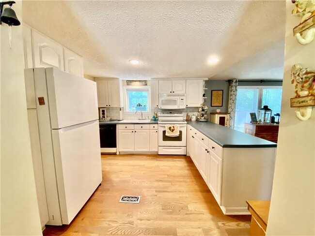 Photo - 148 Pine Tree Path