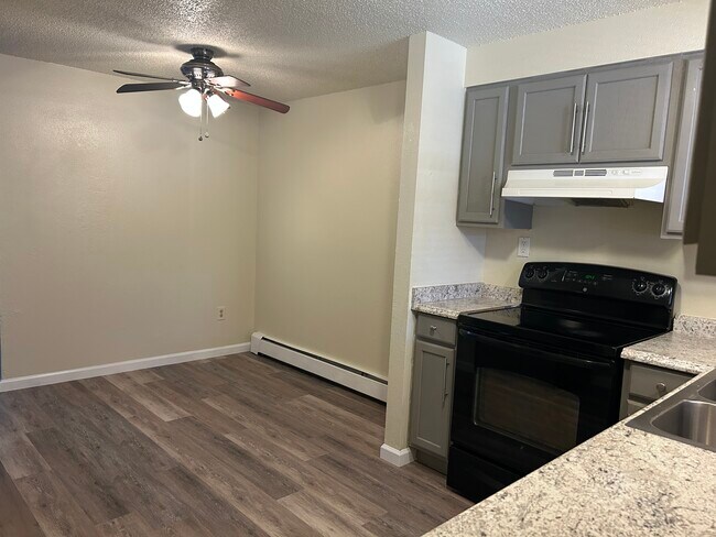 Kitchen and dinning area - 4710 Scenic Cir Unit 1