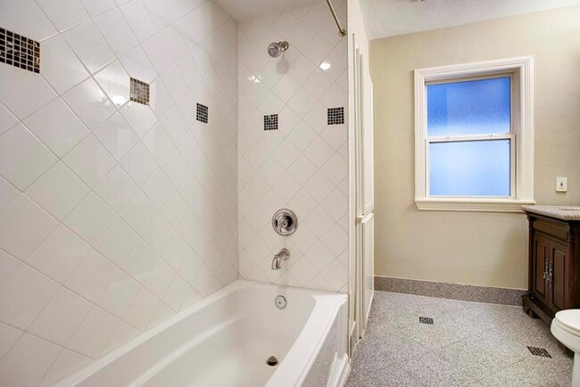 Photo - 2043 Colquitt St