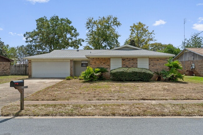 Photo - 137 Deville Dr