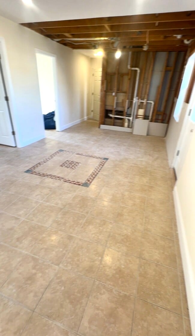 La cocina aún está en proceso. - 31 Perry Ln Unidad New 2 Bedroom Apartment