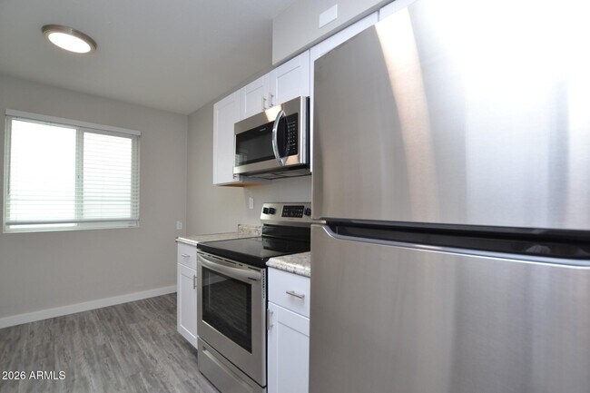 Photo - 2210 W Devonshire Ave Unit 8