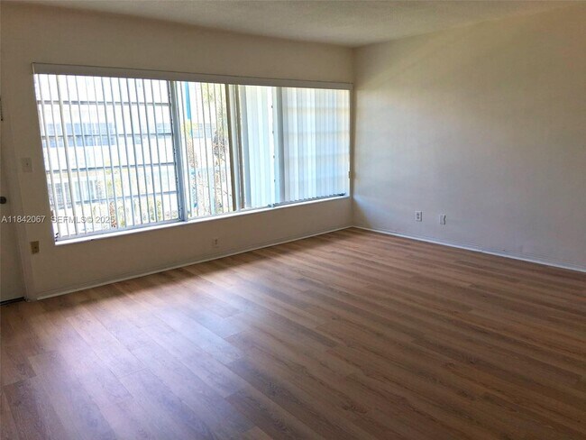 Photo - 16801 NE 14th Ave Unit 209