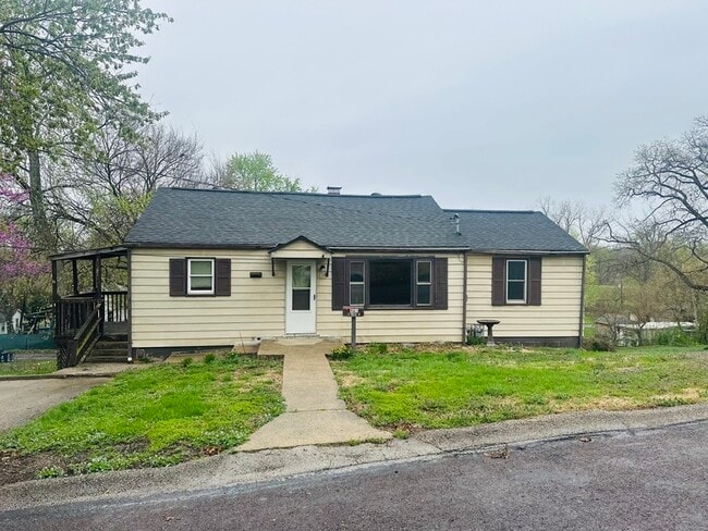 Building Photo - 121 Cardot St