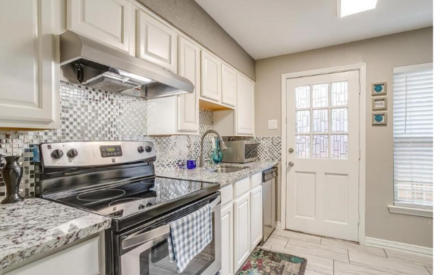 Spacious kitchen and stainless steel appliances - 10216 Regal Oaks Dr Condominio Unidad A