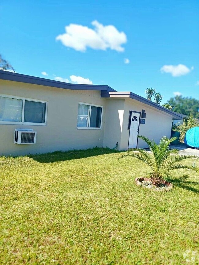 front lawn & view - 4216 SW 51st St Rental