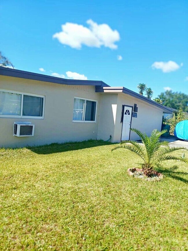 front lawn & view - 4216 SW 51st St House