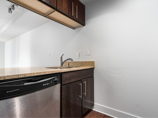 1 Bed / 1 Bath - 563 SF - Kitchen