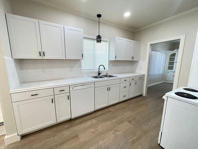 Photo - 4 bed / 1.5 ba house - Yuba City