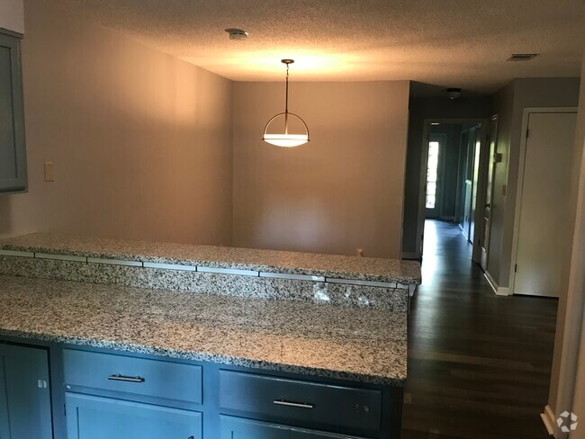 Building Photo - 1804 Pine Tree Dr Unit 1804 Pine Tree Dr Rental