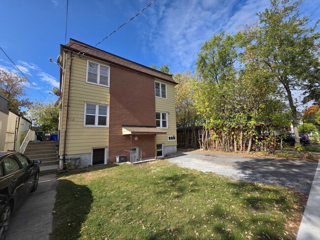 Building Photo - 712 Victoria St Unit 2