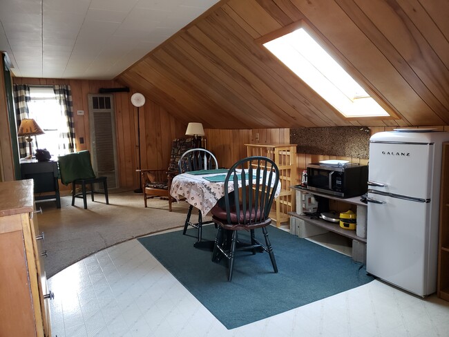 Photo - 613 E College St