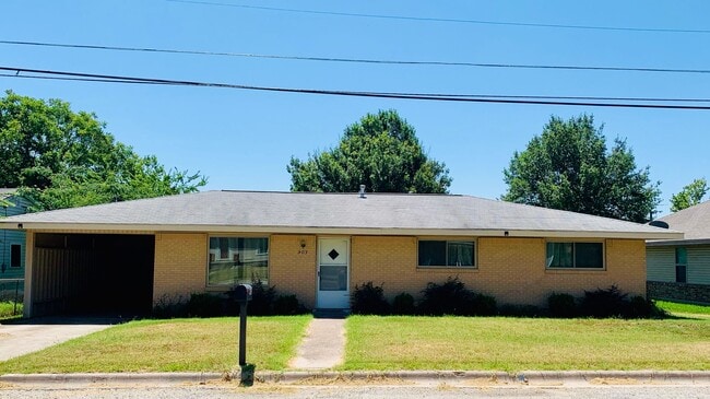 Building Photo - 3 Bedroom 2 Bath, For Lease Bowie TX