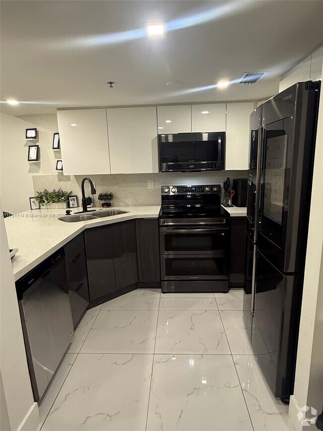 Building Photo - 55 E 4th St Unit 204 Rental