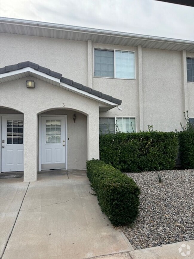 Building Photo - Cove Creek Townhome