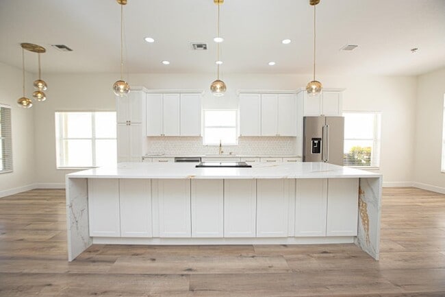 Building Photo - 10881 La Salinas Cir