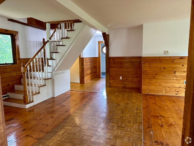 Building Photo - 26 Pleasant St Unit 2 Rental