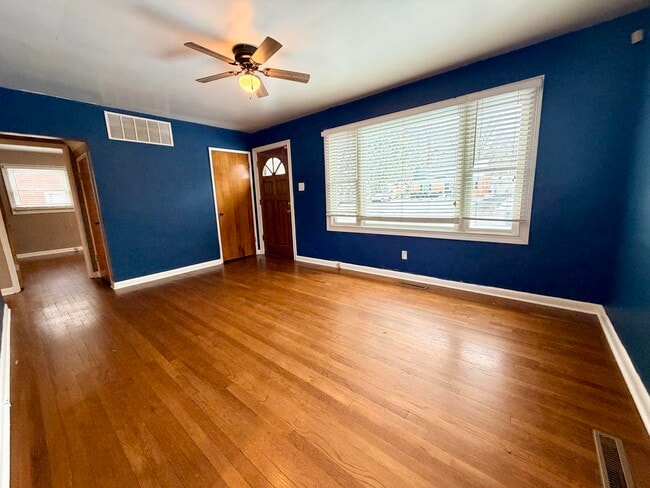 Photo - 1633 Lindy Ln