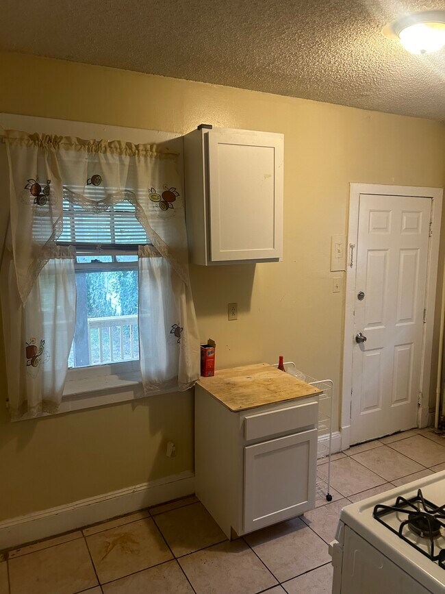 kitchen - 667 Rutherford Ave Unit #1