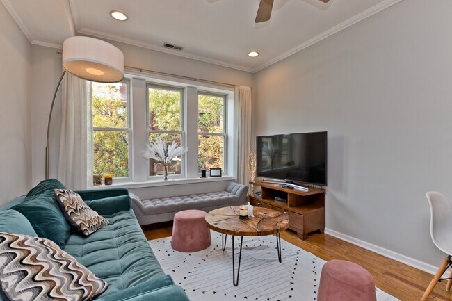 Building Photo - 2715 N Sawyer Ave Unit 2 Rental