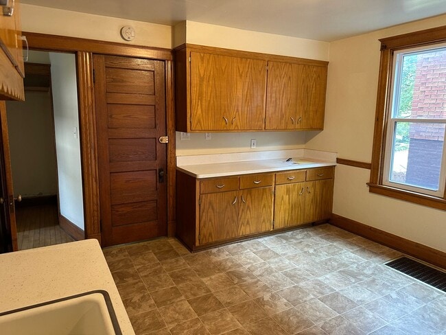 2404 N Dousman St Unit Lower